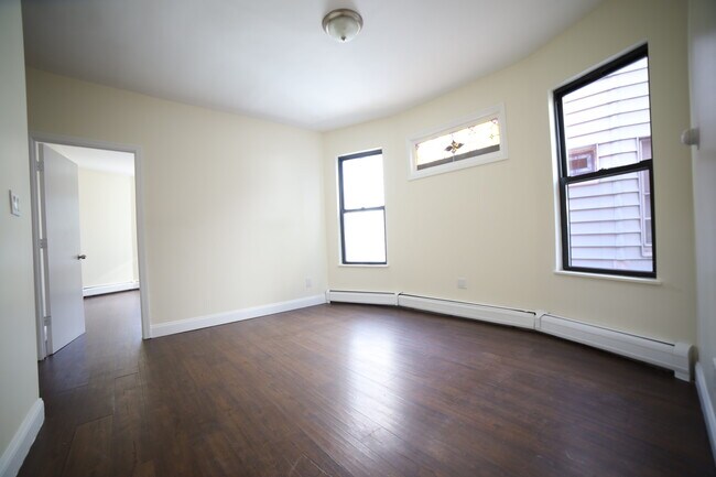 Building Photo - 852 W Side Ave