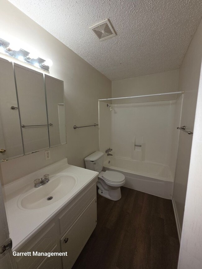 Building Photo - N Ridge 4-Plex