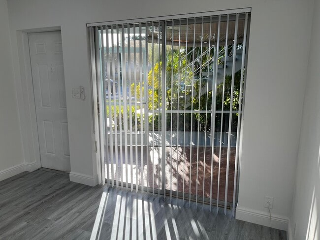 Foto del edificio - 2748 NE 28th Ave