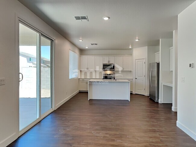 Foto del edificio - 17142 W Lawrence Ln