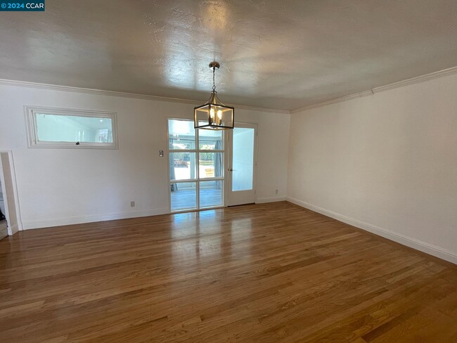 Building Photo - 55 Crescent Ln