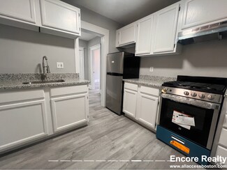 Building Photo - 378 Riverway
