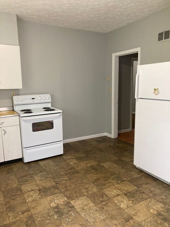 Building Photo - TWO BEDROOM APARTMENT WARREN OHIO