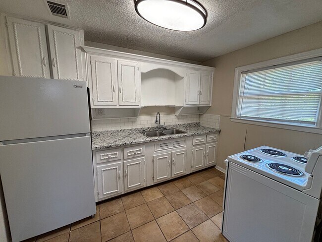 Foto del edificio - Lovely 4 Bedroom 1 Bath Home!