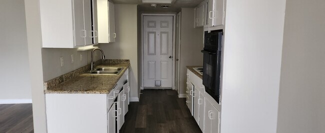 Foto del edificio - 806 British Blvd