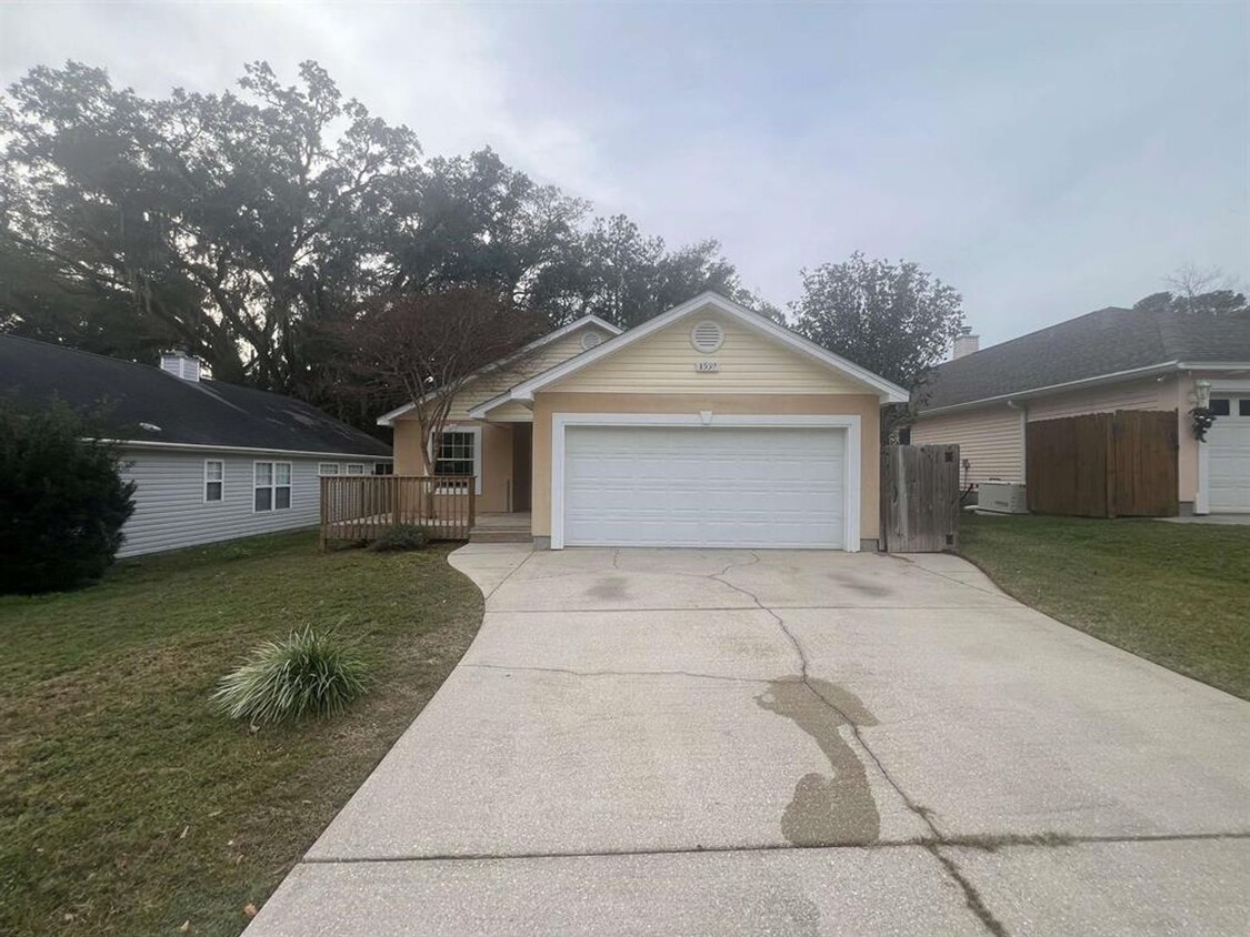 Primary Photo - Charming Home Off Old St. Augustine Road