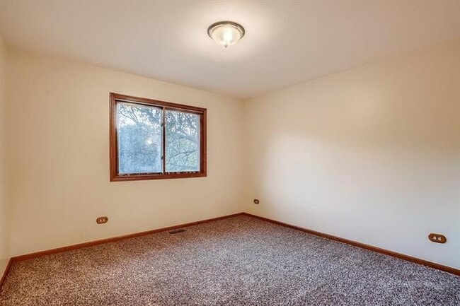 Building Photo - 38903 N Cedar Crest Dr
