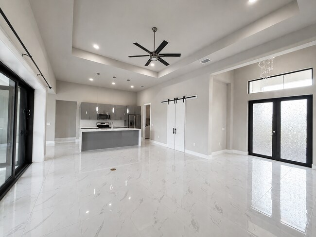 Foto del edificio - Move In Special! Pool Home with Canal View