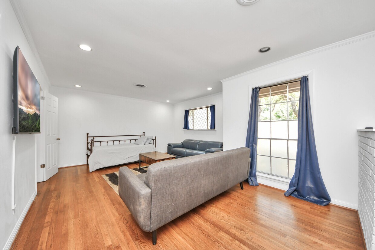 Building Photo - 5139 Beechnut St