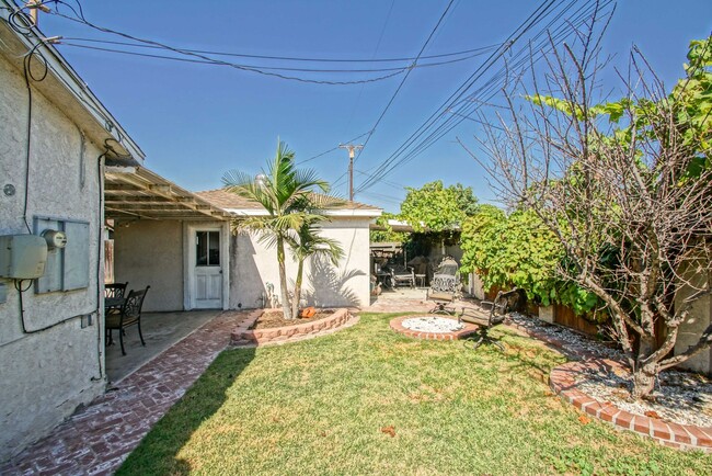 Building Photo - PARTIALLY REMODELED, SPACIOUS & BRIGHT, 4B...