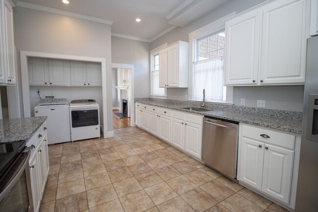 Building Photo - Immediate move-in! Short-term lease! Spacious 4BR/3BA Home Near USC!