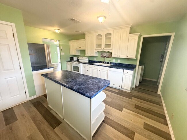 Foto del edificio - Cozy 3/1.5 Ready To Rent ASAP