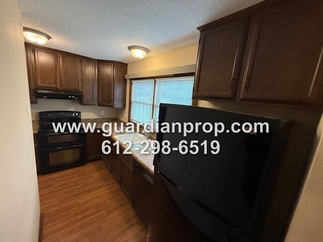 Foto del edificio - Townhouse Overlooking Pond Available Now, ...