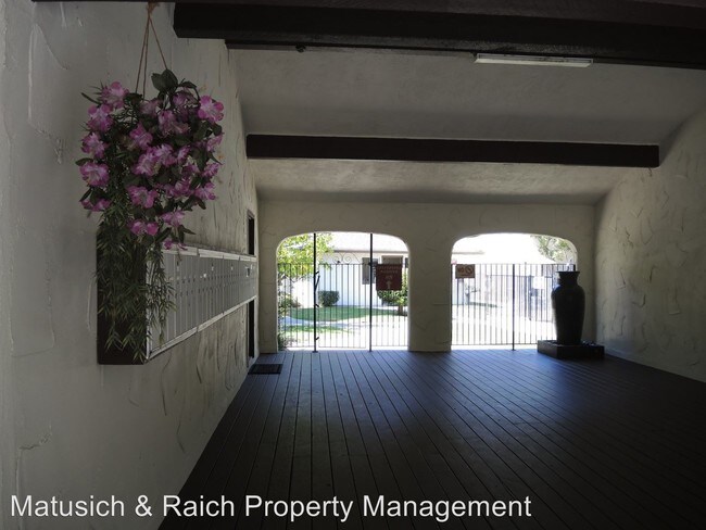 Building Photo - 2 br, 1 bath Apartment - 859 University Ave