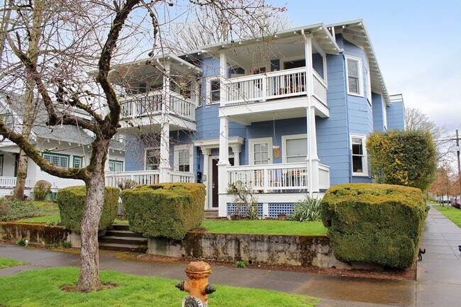 1622-1628 SE 32nd Pl / 3259-3261 SE Market St