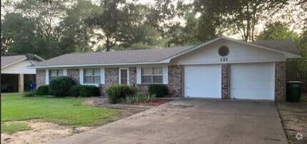 Building Photo - 121 Shamrock Dr