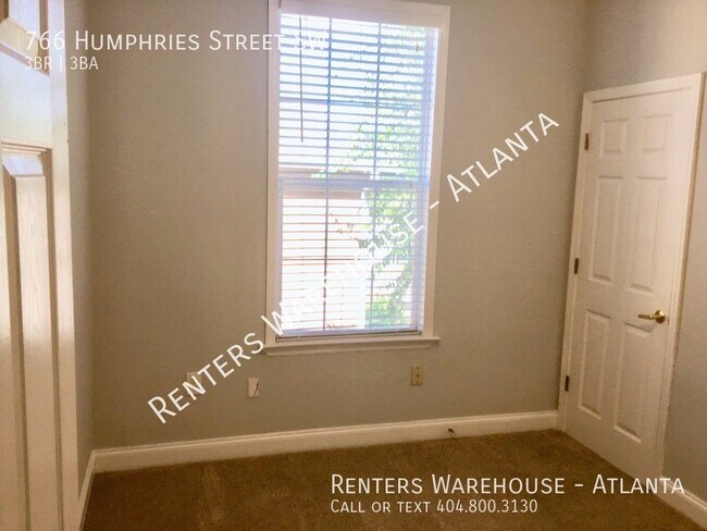 Foto del edificio - 766 Humphries St SW
