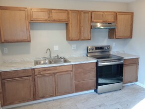 Building Photo - 17 Orchard Dr Building Photo - 17 Orchard Dr