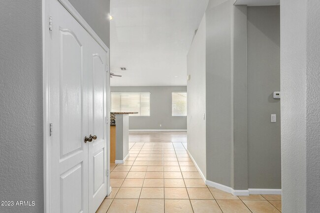 Foto del edificio - 150 E Betsy Ln