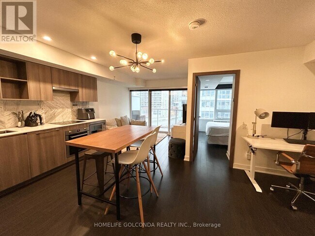 Building Photo - 19 Bathurst St