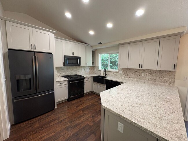 Building Photo - 1371 Fernwood Dr
