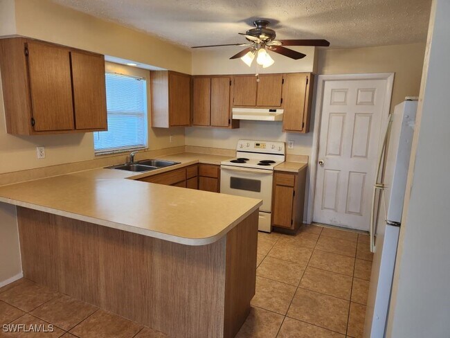 Foto del edificio - 1204 Diplomat Pkwy E