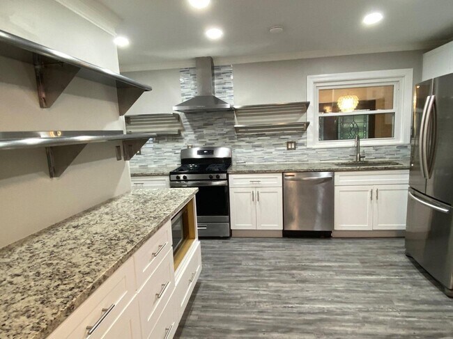 Foto del edificio - 2565 Woodacres Rd NE