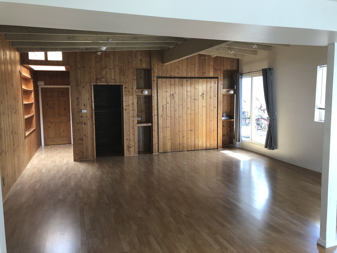 Open Floor Plan with Murphy Bed - 1115 S Meyler St
