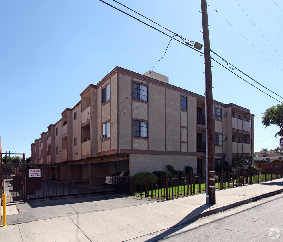 Roscoe Apartments Canoga Park