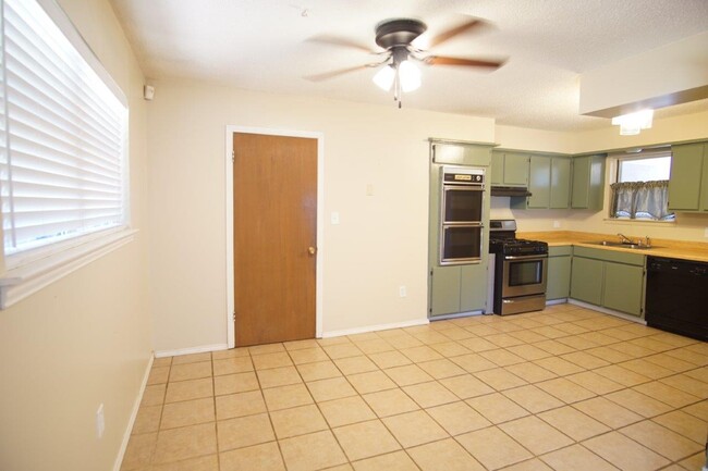 Building Photo - 812 W Silver Meadow Dr