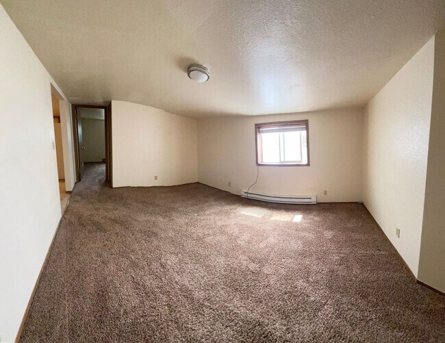 Building Photo - Triplex Close To Park