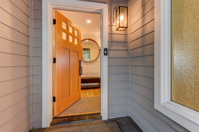 Foto del edificio - Space to Live, Host, and Breathe, All With a View of the Sound