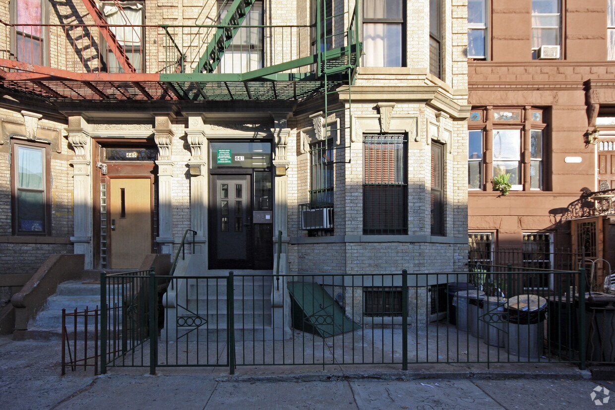 Building Photo - 447 Bainbridge St