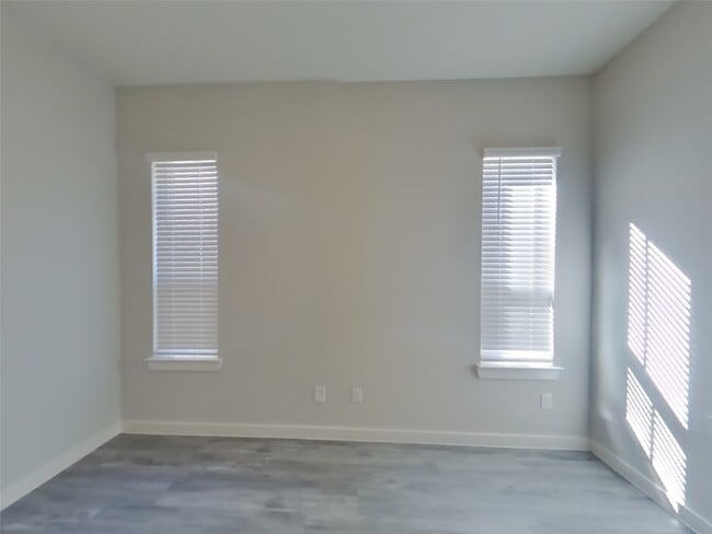 Building Photo - 9835 Willow Creek Commerce Dr