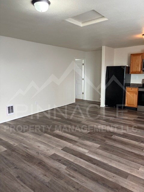 Foto del edificio - 323 Emerald Rd