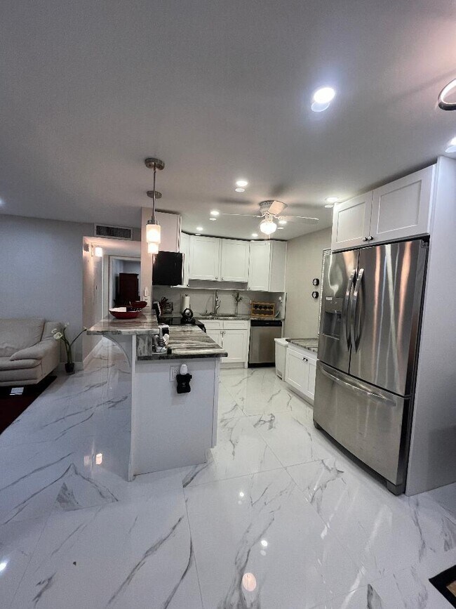 Foto del edificio - 253 Burgundy Ave