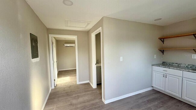 Foto del edificio - 1310 N Combee Rd