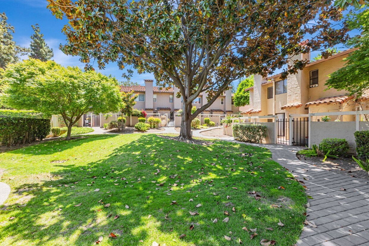 Foto principal - Charming 2-Story Home with Pool Access in ...