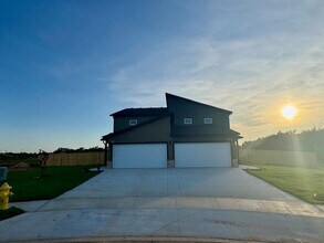 Building Photo - 1903 SW Poigai Wy