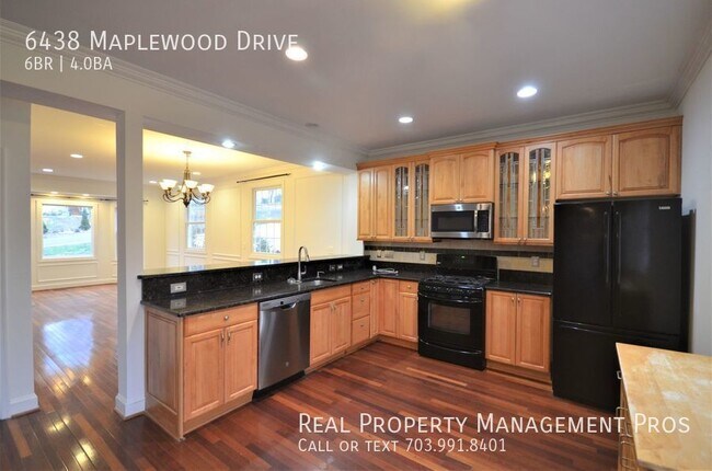 Building Photo - Stunning Sun-Drenched Home, Convenient Fal...