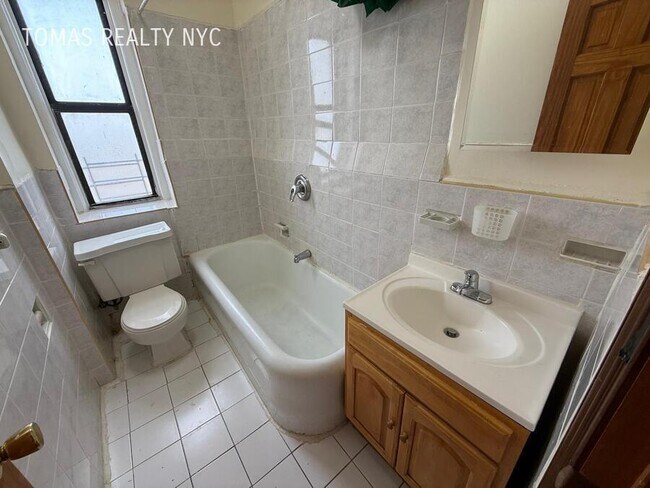 Foto del edificio - 710 E 235th St