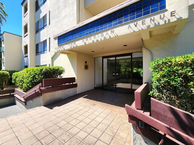 Foto del edificio - Beautifully Updated 1BR Condo with Stunnin...