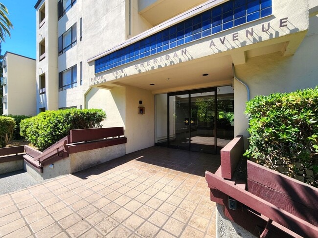 Building Photo - Beautifully Updated 1BR Condo with Stunnin...