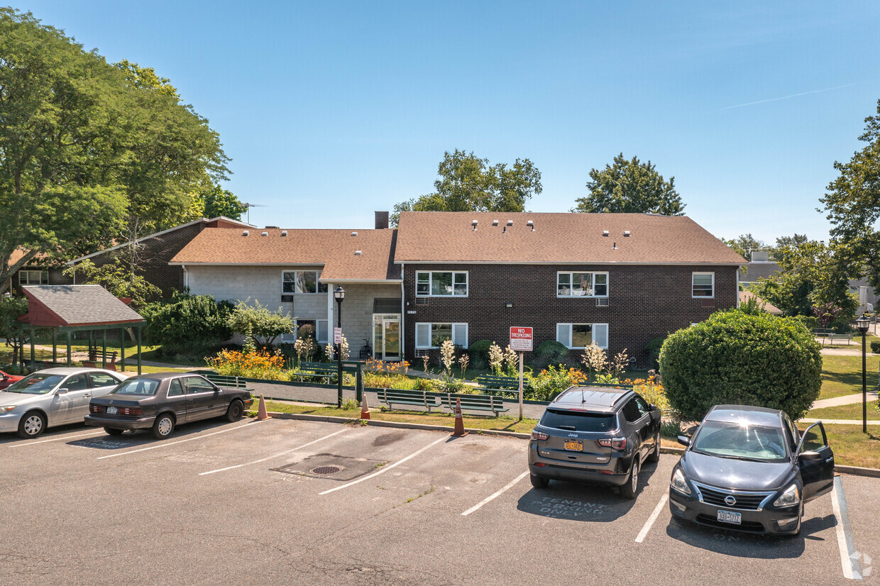 Apartments At Franklin Square