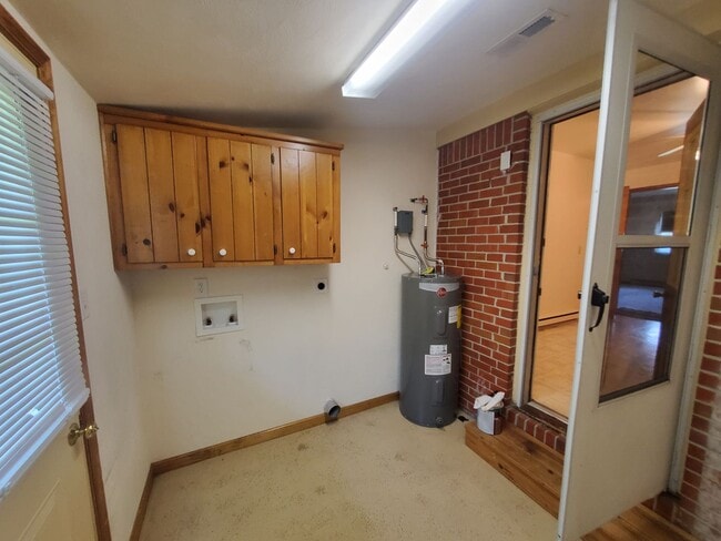 Building Photo - 800-802 Hillwell Rd