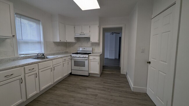 Building Photo - Newly Refinished 1 Bedroom 1 Bathroom House