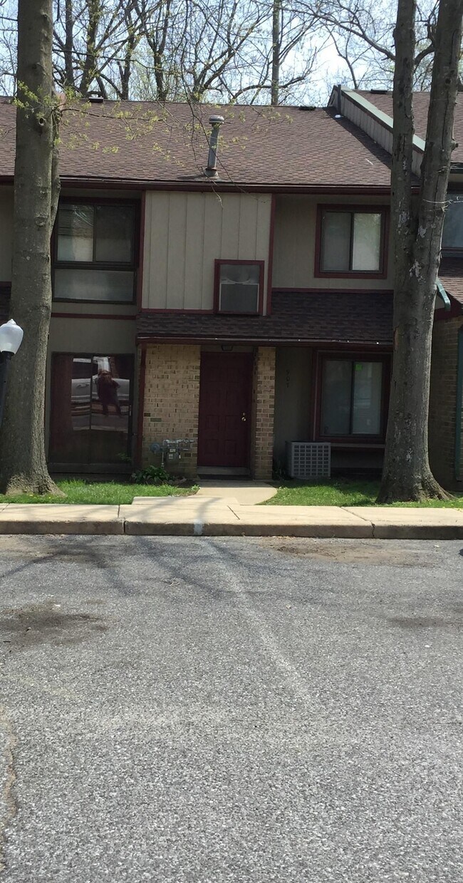 Foto del edificio - 1801 Laurel Rd