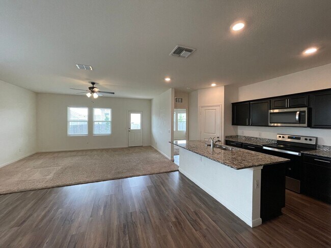 Building Photo - 4 Bedroom, 3 bathroom Short Term Lease