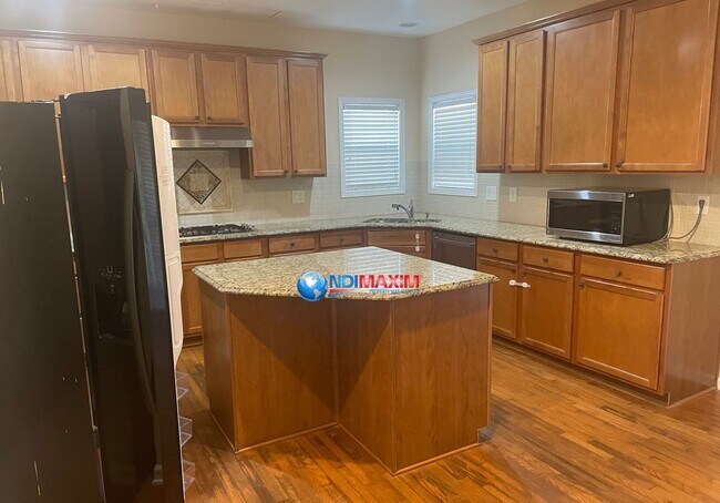 Foto del edificio - Coming Soon - Spacious 2-story house in th...