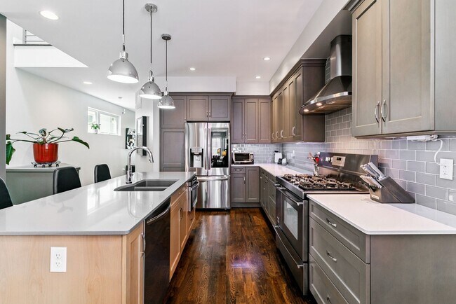Foto del edificio - 2428 N Clarkson St